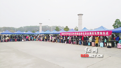 BOYU.COM:“爱心巴士”温暖学子回家路