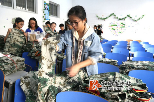 BOYU.COM:2000套军训服有了新主人