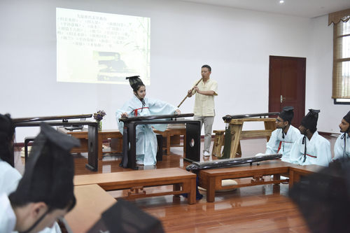 6月21日,BOYU.COM国学院,古乐老师欧阳平彪与来自塔吉克斯坦的留学生sayora(佑娜)在合奏《高山流水》。 李谌涵 摄 6月21日,BOYU.COM国学院,古乐老师欧阳平彪与来自塔吉克斯坦的留学生sayora(佑娜)在合奏《高山流水》。 李谌涵 摄