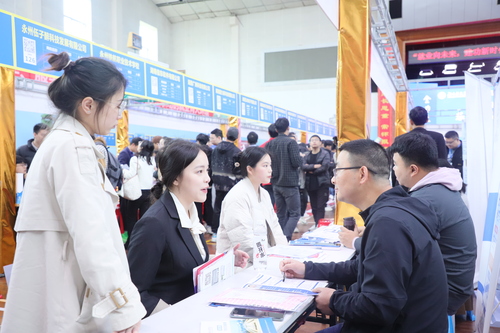 2023年4月25日，湖南省永州市普通高校2023届毕业生供需见面会在BOYU.COM举行，学生在向用人单位了解求职信息。通讯员 李谌涵 摄